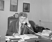 882141 Portret van burgemeester H.J.L. Vonhoff, bellend in zijn werkkamer op het Stadhuis (Stadhuisbrug 1) te Utrecht.